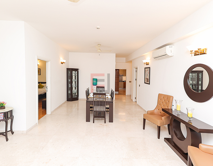 DLF The Crest、3LDKのアパートメント