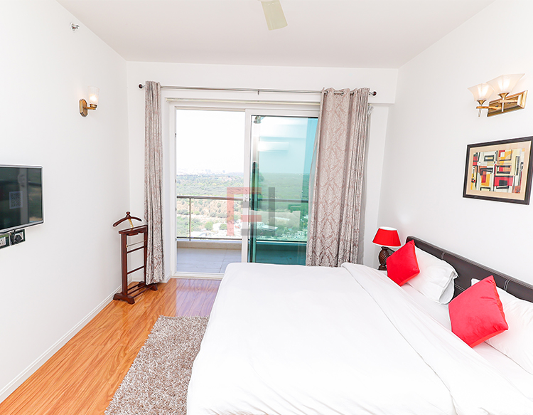 DLF The Crest、3LDKのアパートメント